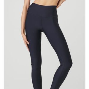 Alo airlift leggings in Navy. Slightly used. Size L. Currently retail for $118